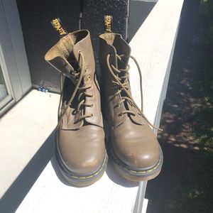 Dr Marten’s Pascal in olive green